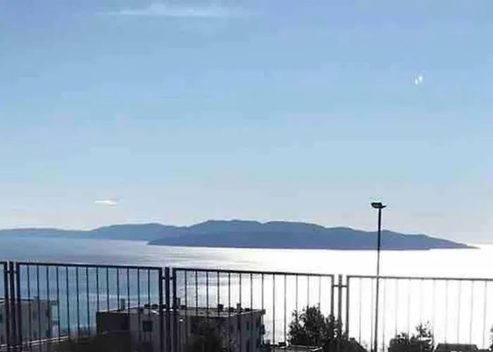Seaview „megan“ With Sunny Terrace 아파트 카스타브